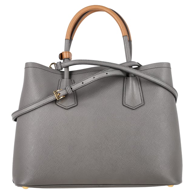 VINTAGE, RRP AS NEW
Effortlessly chic and ultra-functional, the Prada Marmo Small Tote is crafted from iconic grey stamped Saffiano leather, exuding timeless luxury. Its double rolled handles and adjustable strap provide versatile carrying options, while the expandable sides offer extra room for your daily essentials and more. Inside, the green smooth leather lining and divided compartments keep you organized in style. Finished with the signature silver-tone Prada triangle logo, this tote is your perfect companion from office hours to weekend errands.


Prada Marmo Double Handle Small Tote Bag in Grey Saffiano Leather
Condition: very good
Signs of wear: light marks on exterior
Packaging: Dust bag
Color: Grey
Material: Leather | saffiano leather
Size: One Size | One Size
Measurements: Width: 140; Height: 250; Length: 350; Handle drop: 120; Strap length: 0
SKU: NAPPUGBBA527524W