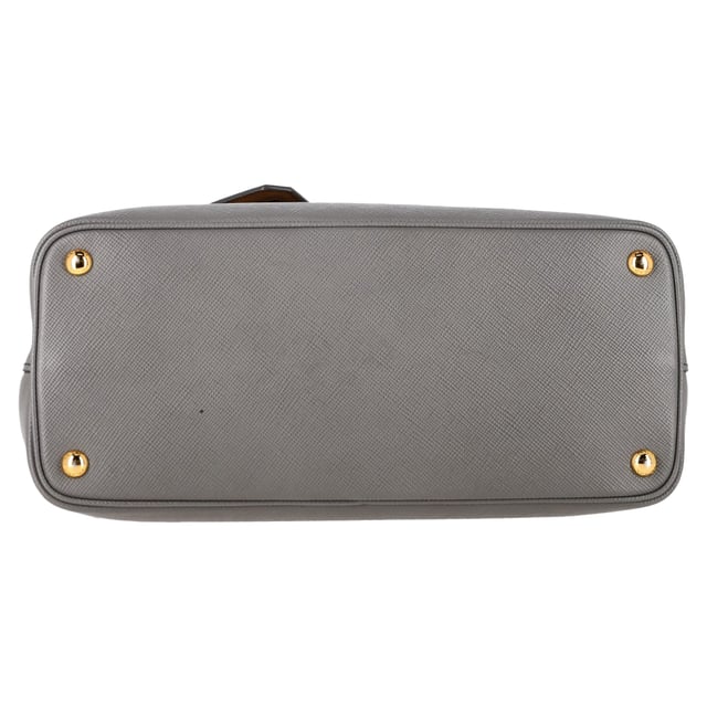 VINTAGE, RRP AS NEW
Effortlessly chic and ultra-functional, the Prada Marmo Small Tote is crafted from iconic grey stamped Saffiano leather, exuding timeless luxury. Its double rolled handles and adjustable strap provide versatile carrying options, while the expandable sides offer extra room for your daily essentials and more. Inside, the green smooth leather lining and divided compartments keep you organized in style. Finished with the signature silver-tone Prada triangle logo, this tote is your perfect companion from office hours to weekend errands.


Prada Marmo Double Handle Small Tote Bag in Grey Saffiano Leather
Condition: very good
Signs of wear: light marks on exterior
Packaging: Dust bag
Color: Grey
Material: Leather | saffiano leather
Size: One Size | One Size
Measurements: Width: 140; Height: 250; Length: 350; Handle drop: 120; Strap length: 0
SKU: NAPPUGBBA527524W