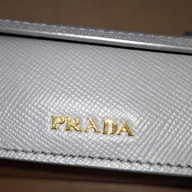 VINTAGE, RRP AS NEW
Effortlessly chic and ultra-functional, the Prada Marmo Small Tote is crafted from iconic grey stamped Saffiano leather, exuding timeless luxury. Its double rolled handles and adjustable strap provide versatile carrying options, while the expandable sides offer extra room for your daily essentials and more. Inside, the green smooth leather lining and divided compartments keep you organized in style. Finished with the signature silver-tone Prada triangle logo, this tote is your perfect companion from office hours to weekend errands.


Prada Marmo Double Handle Small Tote Bag in Grey Saffiano Leather
Condition: very good
Signs of wear: light marks on exterior
Packaging: Dust bag
Color: Grey
Material: Leather | saffiano leather
Size: One Size | One Size
Measurements: Width: 140; Height: 250; Length: 350; Handle drop: 120; Strap length: 0
SKU: NAPPUGBBA527524W