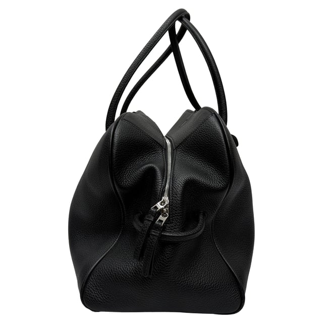 VINTAGE, RRP AS NEW
Travel in style with the Jacquemus Le Grand Turismo Holdall Weekend Bag, crafted in sleek black leather for a refined, minimalist aesthetic. Its structured silhouette, top handles, and subtle logo detailing make it both functional and fashion-forward. Pair it with a tailored coat, slim trousers, and leather sneakers for a polished weekend getaway look that speaks effortless sophistication.

 Jacquemus Le Grand Turismo Holdall Weekend Bag in Black Leather

Condition: Excellent
Signs of wear: No visible signs of wear
Packaging: None
Color: Black
Material: Leather | calfskin leather
Size: One Size | One Size
Measurements: Handle drop: 600 mm; Strap length: 00; Width 210 mm Height 290 mm Length 500 mm 
SKU: MRPPUGBBA531180M