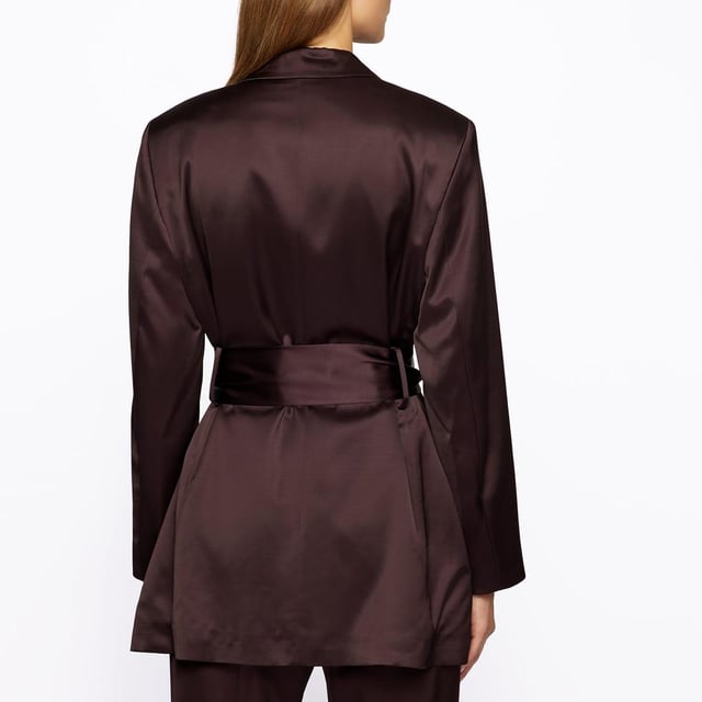 Außenmaterial (%): 93% Viskose, 7% Wolle. Futtermaterial (%): 57% Viskose, 39% Polyamid, 4% Elastan. Gewebe: Satin. Design: Unifarben. Revers. Langärmlig. Wickel. Taschenart: Zwei Seitentaschen. Selbst Gewebeband, Bindegürtel. 36 DE: 84 cm. 38 DE: 88,9 cm.