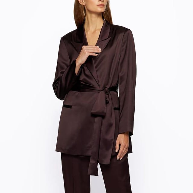 Außenmaterial (%): 93% Viskose, 7% Wolle. Futtermaterial (%): 57% Viskose, 39% Polyamid, 4% Elastan. Gewebe: Satin. Design: Unifarben. Revers. Langärmlig. Wickel. Taschenart: Zwei Seitentaschen. Selbst Gewebeband, Bindegürtel. 36 DE: 84 cm. 38 DE: 88,9 cm.