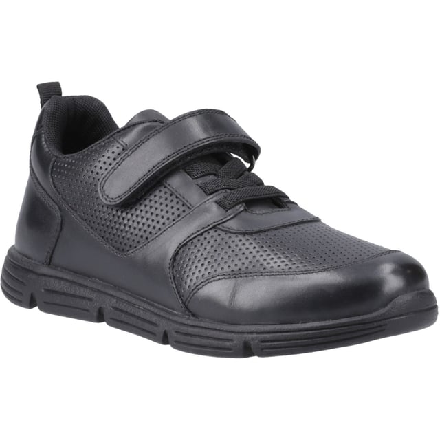 Mit einer flexiblen TPR-Sohle, einem Klettverschluss für einen sicheren Halt und einem Obermaterial aus hochwertigem Leder ist der Alfie die ideale Wahl für ganzjährigen Komfort und coole Schulmode.