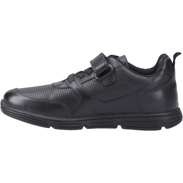 Mit einer flexiblen TPR-Sohle, einem Klettverschluss für einen sicheren Halt und einem Obermaterial aus hochwertigem Leder ist der Alfie die ideale Wahl für ganzjährigen Komfort und coole Schulmode.