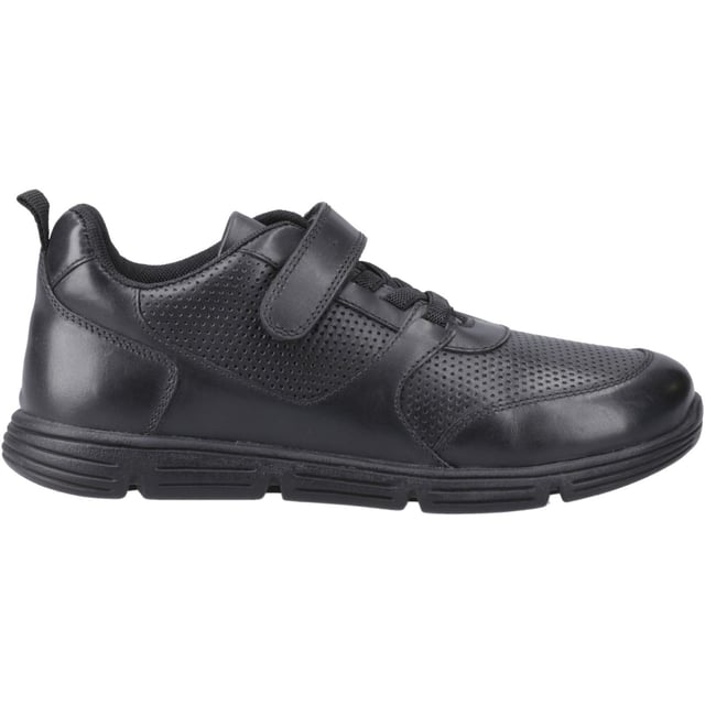 Mit einer flexiblen TPR-Sohle, einem Klettverschluss für einen sicheren Halt und einem Obermaterial aus hochwertigem Leder ist der Alfie die ideale Wahl für ganzjährigen Komfort und coole Schulmode.