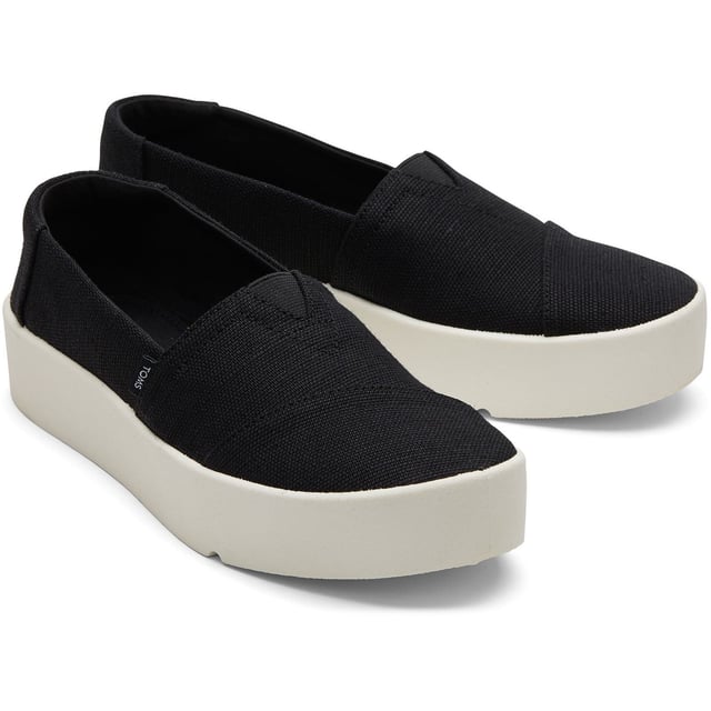 Onze slip-on Verona sneaker is een eenvoudig te stylen, makkelijk te dragen paar voor elke dag. Met ons comfortverhogende T-Flex systeem dat zorgt voor meer buigzaamheid en veerkracht bij elke stap. Bovendien heeft het een earthwise™ Heritage Canvas bovenkant en een vleugje extra hoogte.