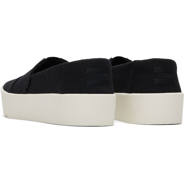 Onze slip-on Verona sneaker is een eenvoudig te stylen, makkelijk te dragen paar voor elke dag. Met ons comfortverhogende T-Flex systeem dat zorgt voor meer buigzaamheid en veerkracht bij elke stap. Bovendien heeft het een earthwise™ Heritage Canvas bovenkant en een vleugje extra hoogte.