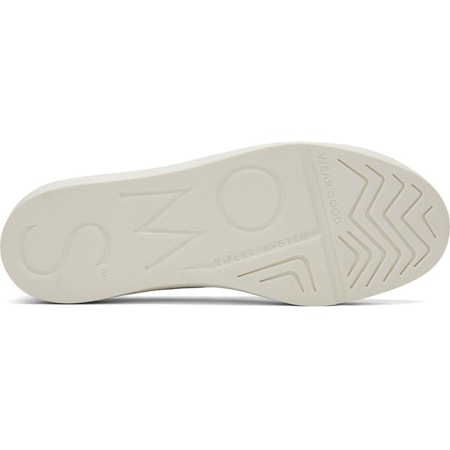 Onze slip-on Verona sneaker is een eenvoudig te stylen, makkelijk te dragen paar voor elke dag. Met ons comfortverhogende T-Flex systeem dat zorgt voor meer buigzaamheid en veerkracht bij elke stap. Bovendien heeft het een earthwise™ Heritage Canvas bovenkant en een vleugje extra hoogte.