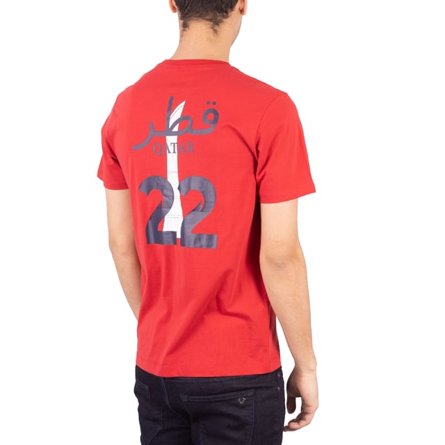 100% Katoen. Stof: Zachte aanraking. Ontwerp: Badge, gedrukt. Halslijn: Crew Neck, Ribbed. Mouwtype: Korte mouwen. Getapete details. M: 40 in. L: 42 in.