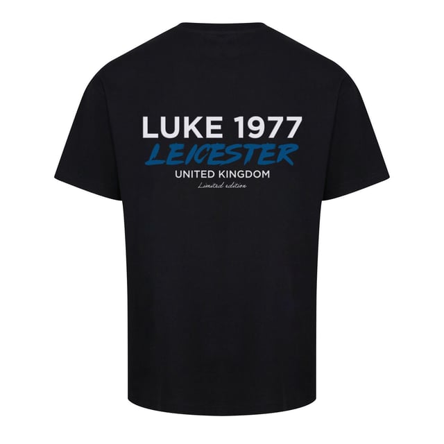 100% Baumwolle. Gewebetechnik: Schwer. Design: Rückseitiger Aufdruck, Gesticktes Logo, Aufschrift. Überschnittene Schulter. Passform: leger. GSM (Gramm pro Quadratmeter): 220. Taschenart: 1 Brusttasche. Rundhalsausschnitt, gerippt. Kurzärmlig. XS: 90,17 cm. S: 96,52 cm. M: 102 cm. L: 107 cm. XL: 112 cm. XXL: 116,84 cm. 3XL: 121,92 cm.