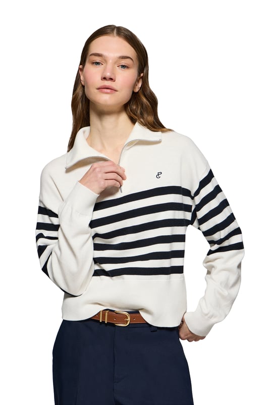 Der Strickpullover Jisoo für Damen kombiniert ein modernes und dynamisches Design. Er ist aus Baumwolle und Polyamid gefertigt und verfügt über einen Polokragen mit Reißverschluss, der ihm einen raffinierten Touch verleiht. Die kontrastierenden Streifen auf der Brust und den Ärmeln sowie das gestickte PC-Monogramm auf der Brust unterstreichen seinen vielseitigen Stil. Breitere Rippen an Kragen und Taille sorgen für eine perfekte, flexible Passform für jede Körperform.