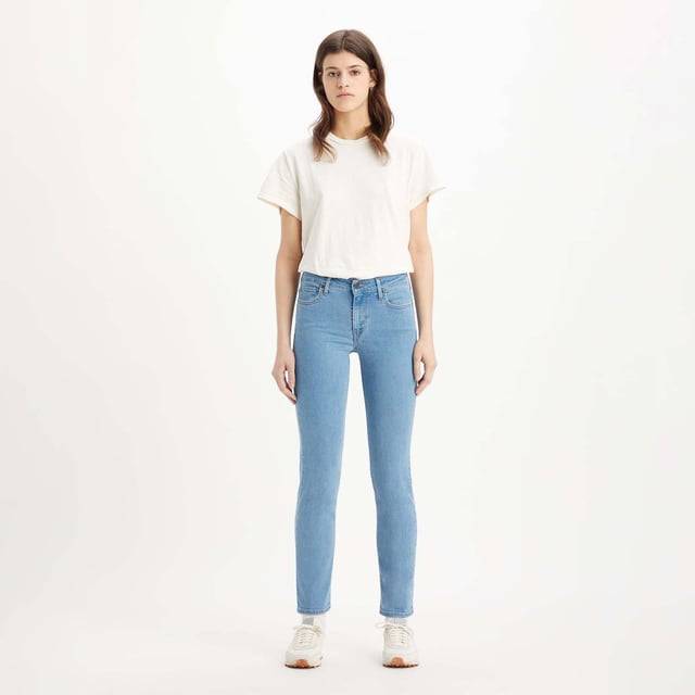 Womens Levis 712 Slim Snatched Jeans in denim.- 5-pocket construction. - Zip fly and button fastening.- Branded leather patch at rear waist.- Supersoft stretch.- Mid rise.- Slim through hip and thigh.- Short inside leg length approx. 30  Regular inside leg length approx. 32.- 70% Lyocell  10% Cotton  10% Polyester  8% Elastomultiester  2% Elastane.- Ref: A70700000Measurements are intended for guidance only