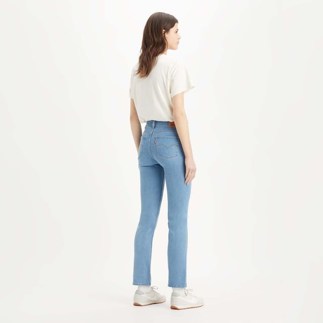 Womens Levis 712 Slim Snatched Jeans in denim.- 5-pocket construction. - Zip fly and button fastening.- Branded leather patch at rear waist.- Supersoft stretch.- Mid rise.- Slim through hip and thigh.- Short inside leg length approx. 30  Regular inside leg length approx. 32.- 70% Lyocell  10% Cotton  10% Polyester  8% Elastomultiester  2% Elastane.- Ref: A70700000Measurements are intended for guidance only