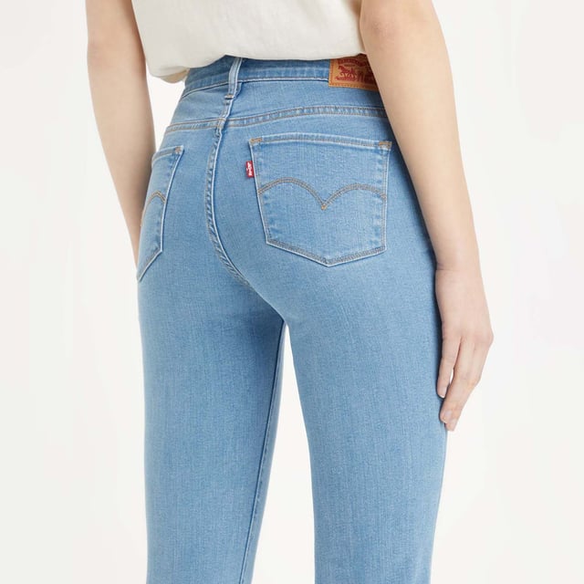 Womens Levis 712 Slim Snatched Jeans in denim.- 5-pocket construction. - Zip fly and button fastening.- Branded leather patch at rear waist.- Supersoft stretch.- Mid rise.- Slim through hip and thigh.- Short inside leg length approx. 30  Regular inside leg length approx. 32.- 70% Lyocell  10% Cotton  10% Polyester  8% Elastomultiester  2% Elastane.- Ref: A70700000Measurements are intended for guidance only