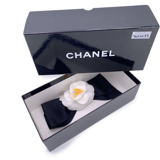 Chanel Vintage Cloth Brooch Camellia VINTAGE, RRP AS NEW
Lovely vintage Chanel brooch. White silk Camellia flower with black satin bow 'Chanel CC Made in France' oval tab on the back. Flower width: 3.5 inches - 8.9 cm. 3.5 inches - 8.9 cm. Bow width: 7.5 inches - 19 cm Condition Rating: A - EXCELLENTCondition Details: Gently used. Chanel box included. Please check the photos carefully and ask if you need to know more details or if you have any doubts. Box?: ?: Yes Measurments: width: 190 mm length: 89 mm strap length: 0 mm handle drop: 0 mm