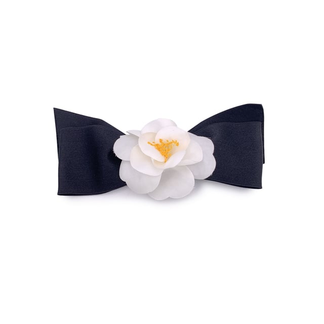 Chanel Vintage Cloth Brooch Camellia VINTAGE, RRP AS NEW
Lovely vintage Chanel brooch. White silk Camellia flower with black satin bow 'Chanel CC Made in France' oval tab on the back. Flower width: 3.5 inches - 8.9 cm. 3.5 inches - 8.9 cm. Bow width: 7.5 inches - 19 cm Condition Rating: A - EXCELLENTCondition Details: Gently used. Chanel box included. Please check the photos carefully and ask if you need to know more details or if you have any doubts. Box?: ?: Yes Measurments: width: 190 mm length: 89 mm strap length: 0 mm handle drop: 0 mm