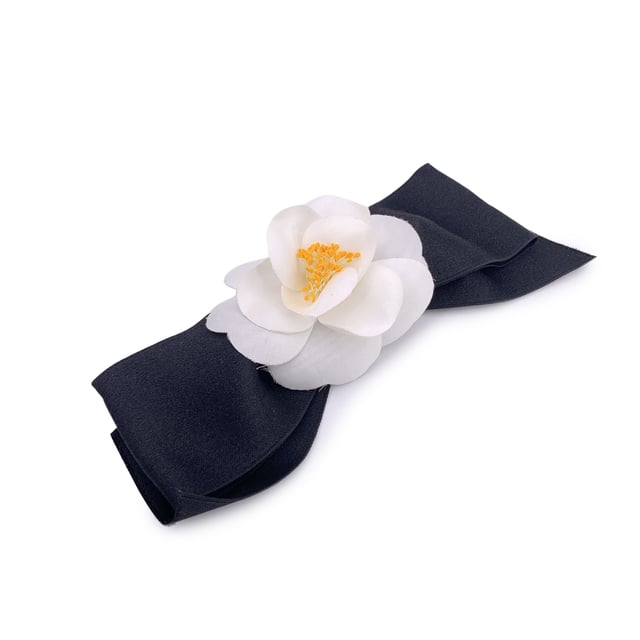 Chanel Vintage Cloth Brooch Camellia VINTAGE, RRP AS NEW
Lovely vintage Chanel brooch. White silk Camellia flower with black satin bow 'Chanel CC Made in France' oval tab on the back. Flower width: 3.5 inches - 8.9 cm. 3.5 inches - 8.9 cm. Bow width: 7.5 inches - 19 cm Condition Rating: A - EXCELLENTCondition Details: Gently used. Chanel box included. Please check the photos carefully and ask if you need to know more details or if you have any doubts. Box?: ?: Yes Measurments: width: 190 mm length: 89 mm strap length: 0 mm handle drop: 0 mm