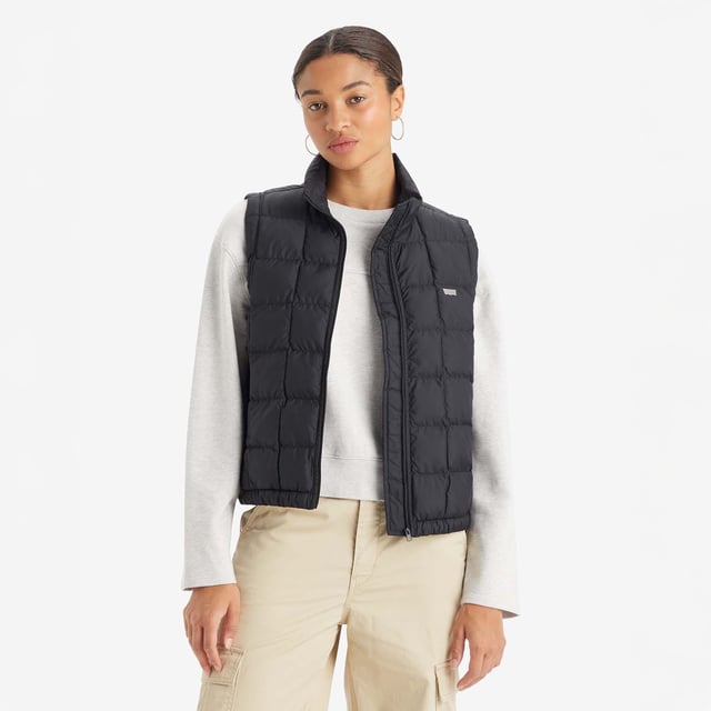 Womens Levis Brier Puffer Gilet in black.- High neck.- Full zip fastening.- Two side pockets with button closures.- Signature logo.- Warm  quilted design.- 100% Polyester.- Ref: A76130001