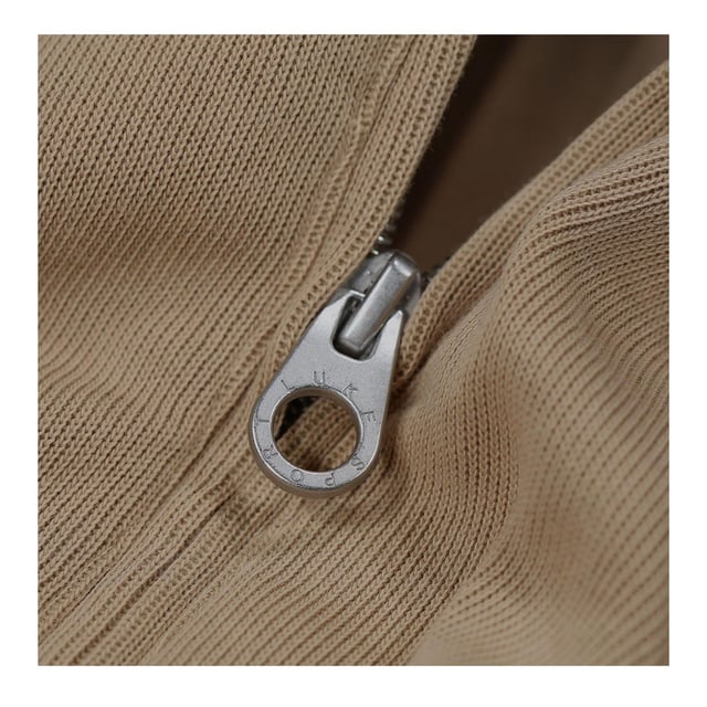 90% katoen, 10% polyester. Stof: Koord, zacht gepigmenteerd. Ontwerp: Logo, eenvoudig. Mouwtype: Met lange mouwen. Manchet: Ribbel. Halslijn: Ribbel, Staande Kraag. Bevestiging: Volledige ritssluiting. Hem: Ribben. S: 38 in. M: 40 in. XL: 44 in. XXL: 46 in.