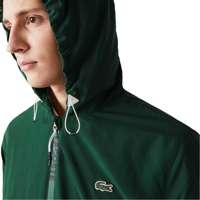 Polyester. Gewebe: gewebter Stoff. Design: Gesticktes Logo. Gewebetechnik: Leicht, Wasserbeständig. Branded Zip Placket, Reißverschluss Lasche. Mit Kapuze. Langärmlig. Kapuzenmerkmale: anpassbar. Taschenart: 2 Vordertaschen, Reißverschluss. Durchgehender Reißverschluss. Saum: anpassbar. S-M: 96,52 cm. M: 102 cm.