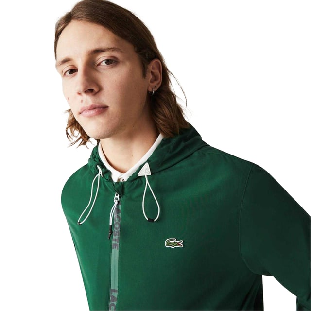 Polyester. Gewebe: gewebter Stoff. Design: Gesticktes Logo. Gewebetechnik: Leicht, Wasserbeständig. Branded Zip Placket, Reißverschluss Lasche. Mit Kapuze. Langärmlig. Kapuzenmerkmale: anpassbar. Taschenart: 2 Vordertaschen, Reißverschluss. Durchgehender Reißverschluss. Saum: anpassbar. S-M: 96,52 cm. M: 102 cm.
