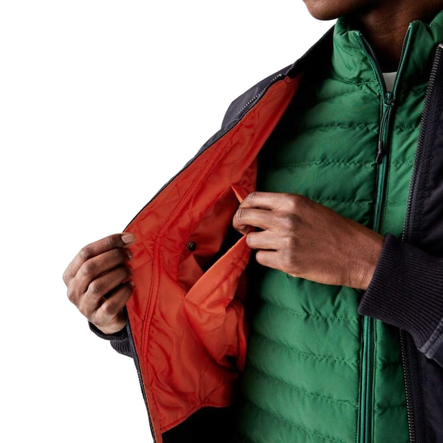 84% Polyester, 16% Katoen. Voering: Contrast. Ontwerp: Logo, eenvoudig. Mouwtype: Met lange mouwen. Halslijn: Ribbel, Staande Kraag. Manchet: Ribbel. Zakken: 2 zijzakken, 2 borstzakken, intern, drukknoopsluiting, 1 mouwzak, ritssluiting. Bevestiging: Volledige ritssluiting. Hem: Ribben. M: 40 in. M-L: 44 in. L-XL: 48 in.