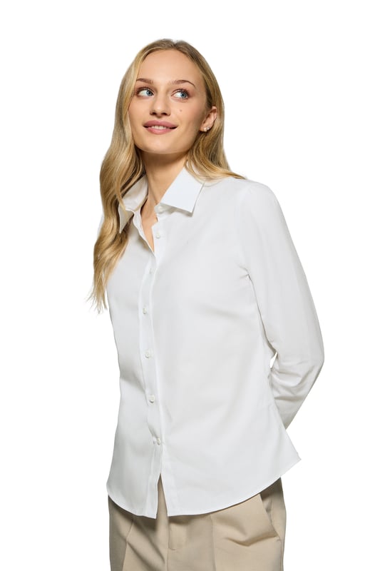 Dieses Damenhemd im Slim Fit verbindet Stil, Raffinesse und Funktionalität auf perfekte Weise. Es ist aus weicher Baumwollpopeline mit Garment-Dye-Behandlung gefertigt und eignet sich ideal für den Alltag oder für Freizeitoutfits. Der französische Kragen verleiht ihm einen Hauch von Raffinesse. Die Paspel an der Innenseite des Kragens ist in der gleichen Farbe wie das Kleidungsstück gefärbt, und die Seitennaht verleiht ihm einen raffinierten Touch, ohne den klassischen Stil zu verlieren. Die Logo-Knöpfe und das horizontal genähte Knopfloch sind das i-Tüpfelchen auf einem raffinierten und sorgfältigen Design. Gesticktes PC-Monogramm auf der Brust.