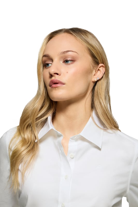 Dieses Damenhemd im Slim Fit verbindet Stil, Raffinesse und Funktionalität auf perfekte Weise. Es ist aus weicher Baumwollpopeline mit Garment-Dye-Behandlung gefertigt und eignet sich ideal für den Alltag oder für Freizeitoutfits. Der französische Kragen verleiht ihm einen Hauch von Raffinesse. Die Paspel an der Innenseite des Kragens ist in der gleichen Farbe wie das Kleidungsstück gefärbt, und die Seitennaht verleiht ihm einen raffinierten Touch, ohne den klassischen Stil zu verlieren. Die Logo-Knöpfe und das horizontal genähte Knopfloch sind das i-Tüpfelchen auf einem raffinierten und sorgfältigen Design. Gesticktes PC-Monogramm auf der Brust.