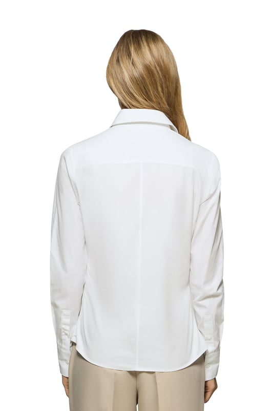 Dieses Damenhemd im Slim Fit verbindet Stil, Raffinesse und Funktionalität auf perfekte Weise. Es ist aus weicher Baumwollpopeline mit Garment-Dye-Behandlung gefertigt und eignet sich ideal für den Alltag oder für Freizeitoutfits. Der französische Kragen verleiht ihm einen Hauch von Raffinesse. Die Paspel an der Innenseite des Kragens ist in der gleichen Farbe wie das Kleidungsstück gefärbt, und die Seitennaht verleiht ihm einen raffinierten Touch, ohne den klassischen Stil zu verlieren. Die Logo-Knöpfe und das horizontal genähte Knopfloch sind das i-Tüpfelchen auf einem raffinierten und sorgfältigen Design. Gesticktes PC-Monogramm auf der Brust.