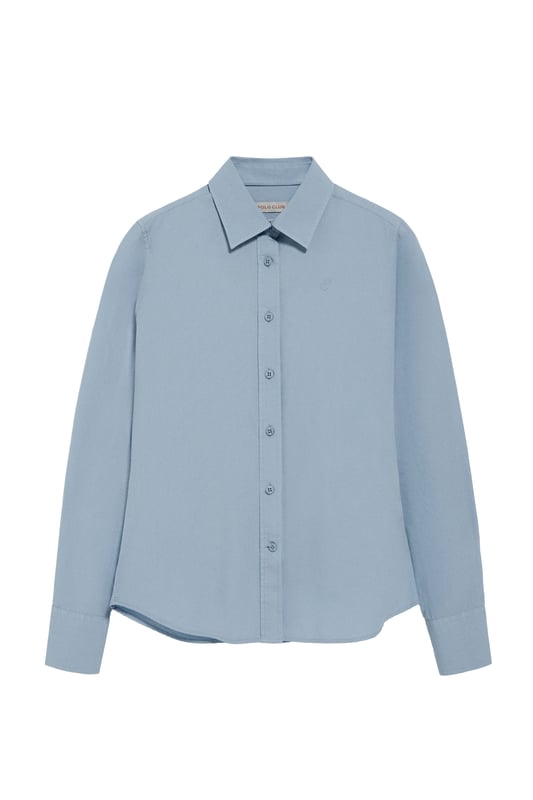 Dieses Damenhemd im Slim Fit verbindet Stil, Raffinesse und Funktionalität auf perfekte Weise. Es ist aus weicher Baumwollpopeline mit Garment-Dye-Behandlung gefertigt und eignet sich ideal für den Alltag oder für Freizeitoutfits. Der französische Kragen verleiht ihm einen Hauch von Raffinesse. Die Paspel an der Innenseite des Kragens ist in der gleichen Farbe wie das Kleidungsstück gefärbt, und die Seitennaht verleiht ihm einen raffinierten Touch, ohne den klassischen Stil zu verlieren. Die Logo-Knöpfe und das horizontal genähte Knopfloch sind das i-Tüpfelchen auf einem raffinierten und sorgfältigen Design. Gesticktes PC-Monogramm auf der Brust.