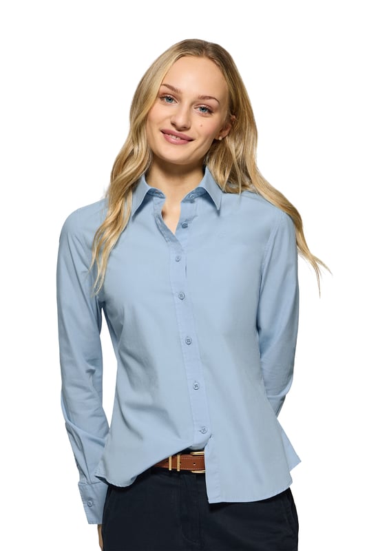 Dieses Damenhemd im Slim Fit verbindet Stil, Raffinesse und Funktionalität auf perfekte Weise. Es ist aus weicher Baumwollpopeline mit Garment-Dye-Behandlung gefertigt und eignet sich ideal für den Alltag oder für Freizeitoutfits. Der französische Kragen verleiht ihm einen Hauch von Raffinesse. Die Paspel an der Innenseite des Kragens ist in der gleichen Farbe wie das Kleidungsstück gefärbt, und die Seitennaht verleiht ihm einen raffinierten Touch, ohne den klassischen Stil zu verlieren. Die Logo-Knöpfe und das horizontal genähte Knopfloch sind das i-Tüpfelchen auf einem raffinierten und sorgfältigen Design. Gesticktes PC-Monogramm auf der Brust.