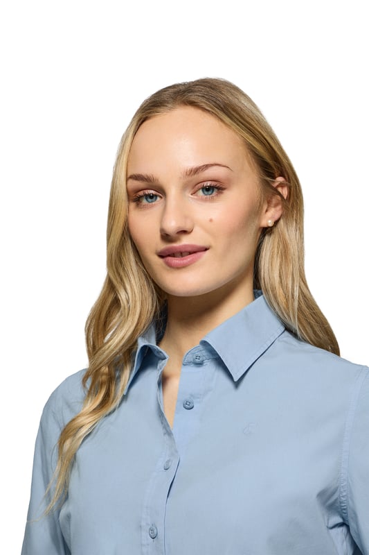 Dieses Damenhemd im Slim Fit verbindet Stil, Raffinesse und Funktionalität auf perfekte Weise. Es ist aus weicher Baumwollpopeline mit Garment-Dye-Behandlung gefertigt und eignet sich ideal für den Alltag oder für Freizeitoutfits. Der französische Kragen verleiht ihm einen Hauch von Raffinesse. Die Paspel an der Innenseite des Kragens ist in der gleichen Farbe wie das Kleidungsstück gefärbt, und die Seitennaht verleiht ihm einen raffinierten Touch, ohne den klassischen Stil zu verlieren. Die Logo-Knöpfe und das horizontal genähte Knopfloch sind das i-Tüpfelchen auf einem raffinierten und sorgfältigen Design. Gesticktes PC-Monogramm auf der Brust.