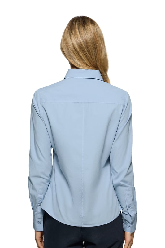 Dieses Damenhemd im Slim Fit verbindet Stil, Raffinesse und Funktionalität auf perfekte Weise. Es ist aus weicher Baumwollpopeline mit Garment-Dye-Behandlung gefertigt und eignet sich ideal für den Alltag oder für Freizeitoutfits. Der französische Kragen verleiht ihm einen Hauch von Raffinesse. Die Paspel an der Innenseite des Kragens ist in der gleichen Farbe wie das Kleidungsstück gefärbt, und die Seitennaht verleiht ihm einen raffinierten Touch, ohne den klassischen Stil zu verlieren. Die Logo-Knöpfe und das horizontal genähte Knopfloch sind das i-Tüpfelchen auf einem raffinierten und sorgfältigen Design. Gesticktes PC-Monogramm auf der Brust.