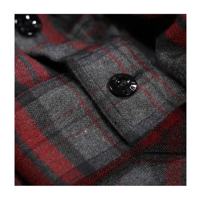 65% Polyester, 35% Katoen. Stof: Zachte aanraking. Ontwerp: Geruit. Zakken: 1 borstzak. Sluiting: Knoopsluiting. Mouwtype: Met lange mouwen. Halsuitsnijding: Omgeslagen kraag. Geschikt: Regelmatig. S: 38 in. L: 42 in.
