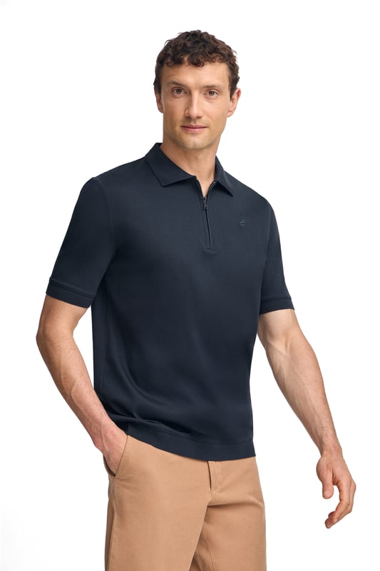 Werten Sie Ihren Stil mit unserem Poloshirt Esko auf, das für den anspruchsvollen urbanen Mann entworfen wurde. Dieses Kurzarm- Poloshirt bietet Komfort und Stil und eignet sich für eine Vielzahl von Anlässen. Regular Fit. Der Polokragen mit verdecktem Metallreißverschluss verleiht einen Hauch von Raffinesse. Gerippte Abschlüsse an Kragen, Ärmeln und Saum sorgen für eine optimale Passform. Das gestickte PC-Monogramm auf der Brust rundet das Design ab. Dieses Poloshirt ist ideal für einen lässigen Look mit Jeans oder für einen eleganteren Look mit Chinohose.