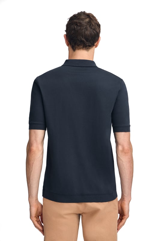 Werten Sie Ihren Stil mit unserem Poloshirt Esko auf, das für den anspruchsvollen urbanen Mann entworfen wurde. Dieses Kurzarm- Poloshirt bietet Komfort und Stil und eignet sich für eine Vielzahl von Anlässen. Regular Fit. Der Polokragen mit verdecktem Metallreißverschluss verleiht einen Hauch von Raffinesse. Gerippte Abschlüsse an Kragen, Ärmeln und Saum sorgen für eine optimale Passform. Das gestickte PC-Monogramm auf der Brust rundet das Design ab. Dieses Poloshirt ist ideal für einen lässigen Look mit Jeans oder für einen eleganteren Look mit Chinohose.