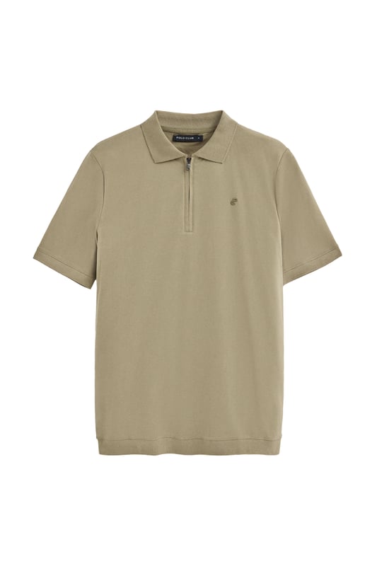 Werten Sie Ihren Stil mit unserem Poloshirt Esko auf, das für den anspruchsvollen urbanen Mann entworfen wurde. Dieses Kurzarm- Poloshirt bietet Komfort und Stil und eignet sich für eine Vielzahl von Anlässen. Regular Fit. Der Polokragen mit verdecktem Metallreißverschluss verleiht einen Hauch von Raffinesse. Gerippte Abschlüsse an Kragen, Ärmeln und Saum sorgen für eine optimale Passform. Das gestickte PC-Monogramm auf der Brust rundet das Design ab. Dieses Poloshirt ist ideal für einen lässigen Look mit Jeans oder für einen eleganteren Look mit Chinohose.