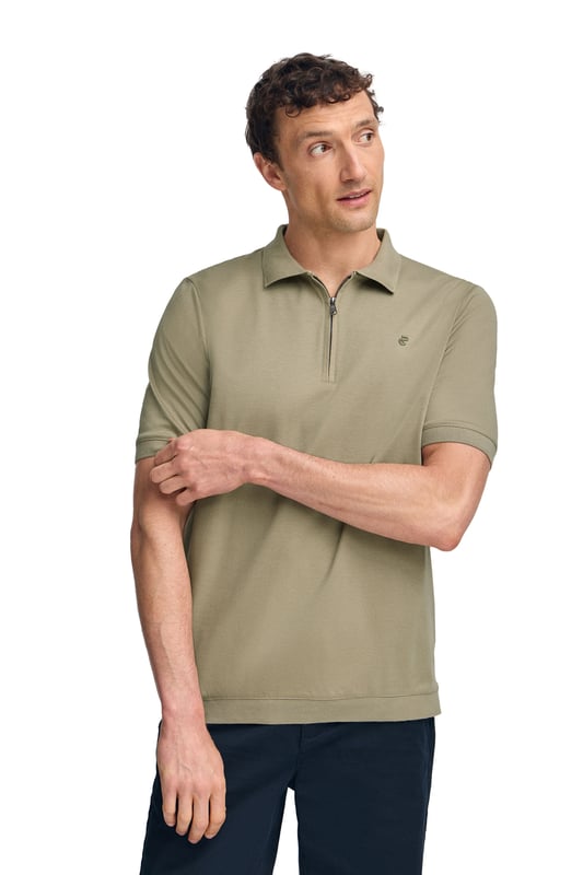 Werten Sie Ihren Stil mit unserem Poloshirt Esko auf, das für den anspruchsvollen urbanen Mann entworfen wurde. Dieses Kurzarm- Poloshirt bietet Komfort und Stil und eignet sich für eine Vielzahl von Anlässen. Regular Fit. Der Polokragen mit verdecktem Metallreißverschluss verleiht einen Hauch von Raffinesse. Gerippte Abschlüsse an Kragen, Ärmeln und Saum sorgen für eine optimale Passform. Das gestickte PC-Monogramm auf der Brust rundet das Design ab. Dieses Poloshirt ist ideal für einen lässigen Look mit Jeans oder für einen eleganteren Look mit Chinohose.