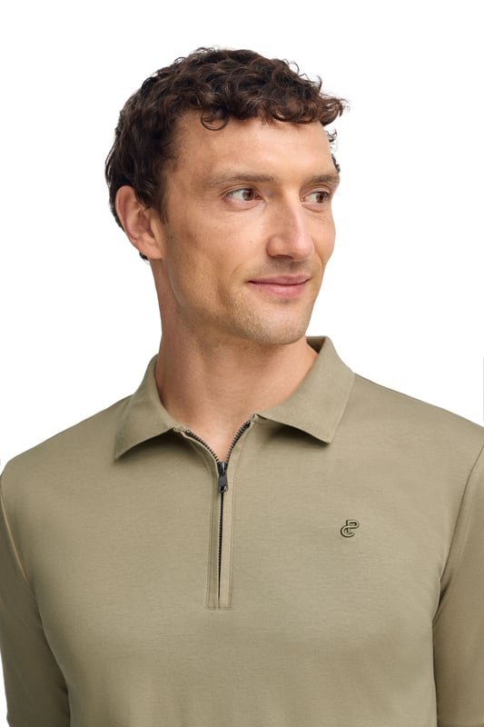 Werten Sie Ihren Stil mit unserem Poloshirt Esko auf, das für den anspruchsvollen urbanen Mann entworfen wurde. Dieses Kurzarm- Poloshirt bietet Komfort und Stil und eignet sich für eine Vielzahl von Anlässen. Regular Fit. Der Polokragen mit verdecktem Metallreißverschluss verleiht einen Hauch von Raffinesse. Gerippte Abschlüsse an Kragen, Ärmeln und Saum sorgen für eine optimale Passform. Das gestickte PC-Monogramm auf der Brust rundet das Design ab. Dieses Poloshirt ist ideal für einen lässigen Look mit Jeans oder für einen eleganteren Look mit Chinohose.