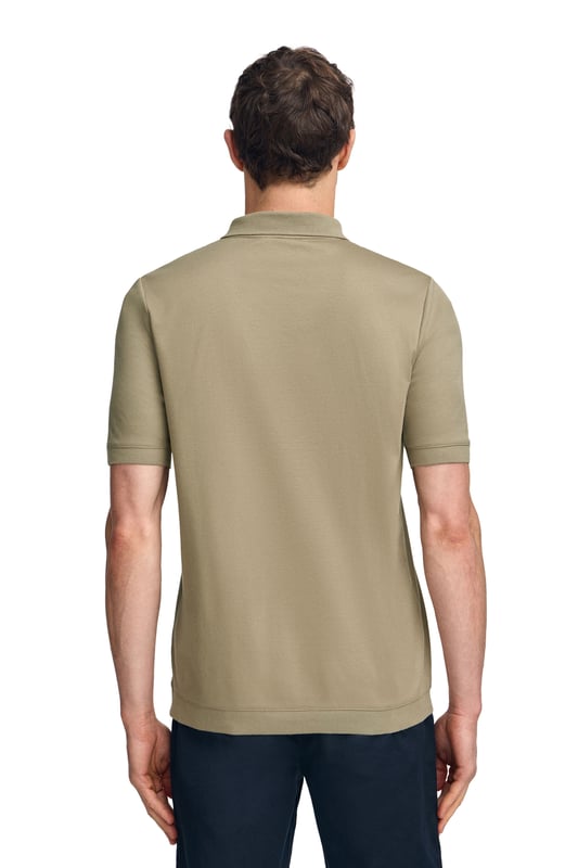 Werten Sie Ihren Stil mit unserem Poloshirt Esko auf, das für den anspruchsvollen urbanen Mann entworfen wurde. Dieses Kurzarm- Poloshirt bietet Komfort und Stil und eignet sich für eine Vielzahl von Anlässen. Regular Fit. Der Polokragen mit verdecktem Metallreißverschluss verleiht einen Hauch von Raffinesse. Gerippte Abschlüsse an Kragen, Ärmeln und Saum sorgen für eine optimale Passform. Das gestickte PC-Monogramm auf der Brust rundet das Design ab. Dieses Poloshirt ist ideal für einen lässigen Look mit Jeans oder für einen eleganteren Look mit Chinohose.