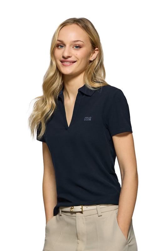 Poloshirt Pedraza knopflos marineblau mit gummiertem Polo Club-Logo Das Damen-Poloshirt Pedraza aus Baumwolle zeichnet sich durch seine weiche, elegante Textur aus. Der Polokragen mit V-Ausschnitt sorgt für eine klassische Silhouette mit lässigem Charakter. Zwei Seitenschlitze sorgen für zusätzliche Bewegungsfreiheit. Ton-in-Ton-Detail an der Innenseite des Kragens. Das gummierte Polo Club Logo auf der Brust verleiht diesem Poloshirt einen besonderen Touch und macht es zu einer perfekten Wahl für jede Gelegenheit, von einem Freizeitausflug bis hin zu eleganteren Anlässen.
