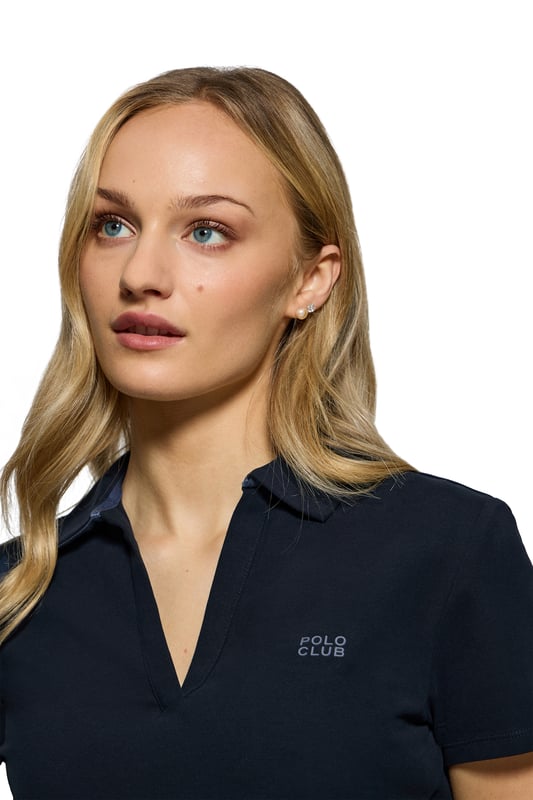 Poloshirt Pedraza knopflos marineblau mit gummiertem Polo Club-Logo Das Damen-Poloshirt Pedraza aus Baumwolle zeichnet sich durch seine weiche, elegante Textur aus. Der Polokragen mit V-Ausschnitt sorgt für eine klassische Silhouette mit lässigem Charakter. Zwei Seitenschlitze sorgen für zusätzliche Bewegungsfreiheit. Ton-in-Ton-Detail an der Innenseite des Kragens. Das gummierte Polo Club Logo auf der Brust verleiht diesem Poloshirt einen besonderen Touch und macht es zu einer perfekten Wahl für jede Gelegenheit, von einem Freizeitausflug bis hin zu eleganteren Anlässen.