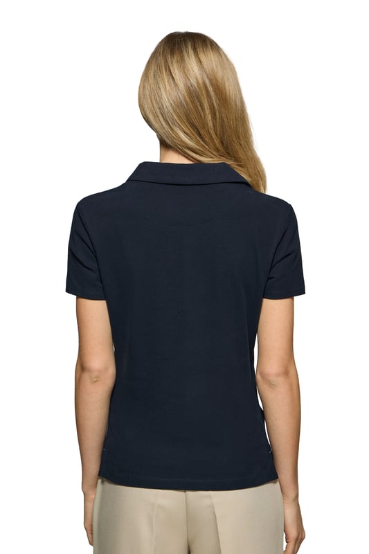 Poloshirt Pedraza knopflos marineblau mit gummiertem Polo Club-Logo Das Damen-Poloshirt Pedraza aus Baumwolle zeichnet sich durch seine weiche, elegante Textur aus. Der Polokragen mit V-Ausschnitt sorgt für eine klassische Silhouette mit lässigem Charakter. Zwei Seitenschlitze sorgen für zusätzliche Bewegungsfreiheit. Ton-in-Ton-Detail an der Innenseite des Kragens. Das gummierte Polo Club Logo auf der Brust verleiht diesem Poloshirt einen besonderen Touch und macht es zu einer perfekten Wahl für jede Gelegenheit, von einem Freizeitausflug bis hin zu eleganteren Anlässen.