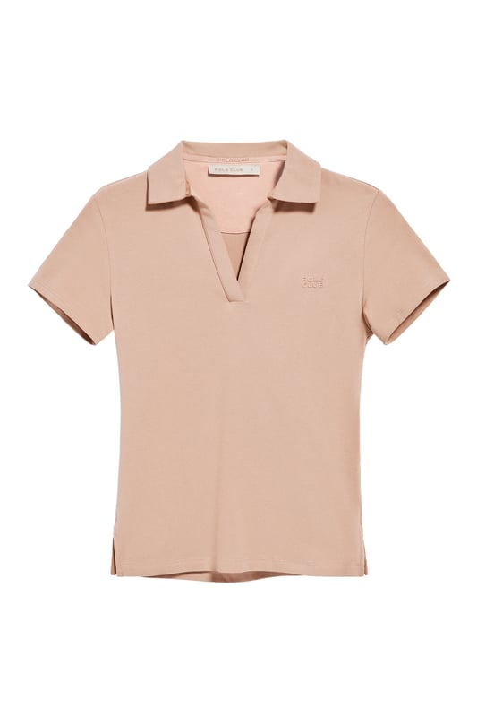 Das Damen-Poloshirt Pedraza aus Baumwolle zeichnet sich durch seine weiche, elegante Textur aus. Der Polokragen mit V-Ausschnitt sorgt für eine klassische Silhouette mit lässigem Charakter. Zwei Seitenschlitze sorgen für zusätzliche Bewegungsfreiheit. Ton-in-Ton-Detail an der Innenseite des Kragens. Das gummierte Polo Club Logo auf der Brust verleiht diesem Poloshirt einen besonderen Touch und macht es zu einer perfekten Wahl für jede Gelegenheit, von einem Freizeitausflug bis hin zu eleganteren Anlässen.