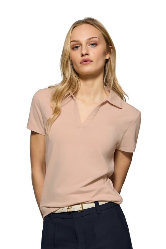Das Damen-Poloshirt Pedraza aus Baumwolle zeichnet sich durch seine weiche, elegante Textur aus. Der Polokragen mit V-Ausschnitt sorgt für eine klassische Silhouette mit lässigem Charakter. Zwei Seitenschlitze sorgen für zusätzliche Bewegungsfreiheit. Ton-in-Ton-Detail an der Innenseite des Kragens. Das gummierte Polo Club Logo auf der Brust verleiht diesem Poloshirt einen besonderen Touch und macht es zu einer perfekten Wahl für jede Gelegenheit, von einem Freizeitausflug bis hin zu eleganteren Anlässen.