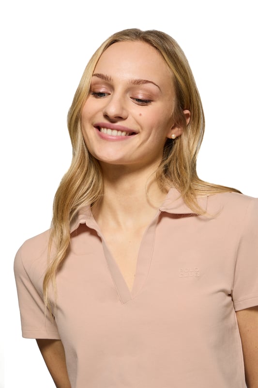 Das Damen-Poloshirt Pedraza aus Baumwolle zeichnet sich durch seine weiche, elegante Textur aus. Der Polokragen mit V-Ausschnitt sorgt für eine klassische Silhouette mit lässigem Charakter. Zwei Seitenschlitze sorgen für zusätzliche Bewegungsfreiheit. Ton-in-Ton-Detail an der Innenseite des Kragens. Das gummierte Polo Club Logo auf der Brust verleiht diesem Poloshirt einen besonderen Touch und macht es zu einer perfekten Wahl für jede Gelegenheit, von einem Freizeitausflug bis hin zu eleganteren Anlässen.