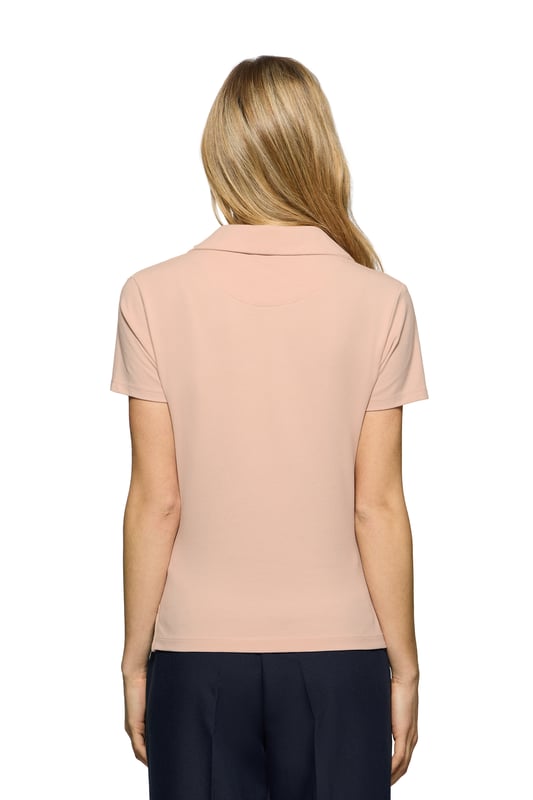 Das Damen-Poloshirt Pedraza aus Baumwolle zeichnet sich durch seine weiche, elegante Textur aus. Der Polokragen mit V-Ausschnitt sorgt für eine klassische Silhouette mit lässigem Charakter. Zwei Seitenschlitze sorgen für zusätzliche Bewegungsfreiheit. Ton-in-Ton-Detail an der Innenseite des Kragens. Das gummierte Polo Club Logo auf der Brust verleiht diesem Poloshirt einen besonderen Touch und macht es zu einer perfekten Wahl für jede Gelegenheit, von einem Freizeitausflug bis hin zu eleganteren Anlässen.