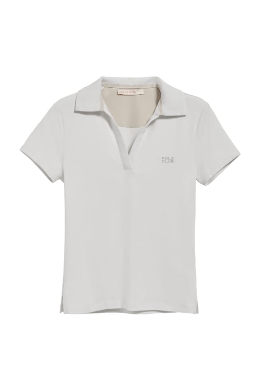 Poloshirt Pedraza knopflos weiß mit gummiertem Polo Club Logo Das Damen-Poloshirt Pedraza aus Baumwolle zeichnet sich durch seine weiche, elegante Textur aus. Der Polokragen mit V-Ausschnitt sorgt für eine klassische Silhouette mit lässigem Charakter. Zwei Seitenschlitze sorgen für zusätzliche Bewegungsfreiheit. Ton-in-Ton-Detail an der Innenseite des Kragens. Das gummierte Polo Club Logo auf der Brust verleiht diesem Poloshirt einen besonderen Touch und macht es zu einer perfekten Wahl für jede Gelegenheit, von einem Freizeitausflug bis hin zu eleganteren Anlässen.