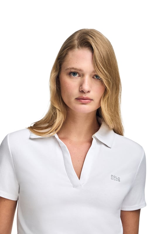Poloshirt Pedraza knopflos weiß mit gummiertem Polo Club Logo Das Damen-Poloshirt Pedraza aus Baumwolle zeichnet sich durch seine weiche, elegante Textur aus. Der Polokragen mit V-Ausschnitt sorgt für eine klassische Silhouette mit lässigem Charakter. Zwei Seitenschlitze sorgen für zusätzliche Bewegungsfreiheit. Ton-in-Ton-Detail an der Innenseite des Kragens. Das gummierte Polo Club Logo auf der Brust verleiht diesem Poloshirt einen besonderen Touch und macht es zu einer perfekten Wahl für jede Gelegenheit, von einem Freizeitausflug bis hin zu eleganteren Anlässen.