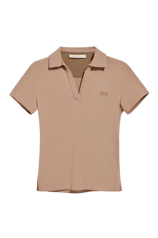 Das Damen-Poloshirt Pedraza aus Baumwolle zeichnet sich durch seine weiche, elegante Textur aus. Der Polokragen mit V-Ausschnitt sorgt für eine klassische Silhouette mit lässigem Charakter. Zwei Seitenschlitze sorgen für zusätzliche Bewegungsfreiheit. Ton-in-Ton-Detail an der Innenseite des Kragens. Das gummierte Polo Club Logo auf der Brust verleiht diesem Poloshirt einen besonderen Touch und macht es zu einer perfekten Wahl für jede Gelegenheit, von einem Freizeitausflug bis hin zu eleganteren Anlässen.